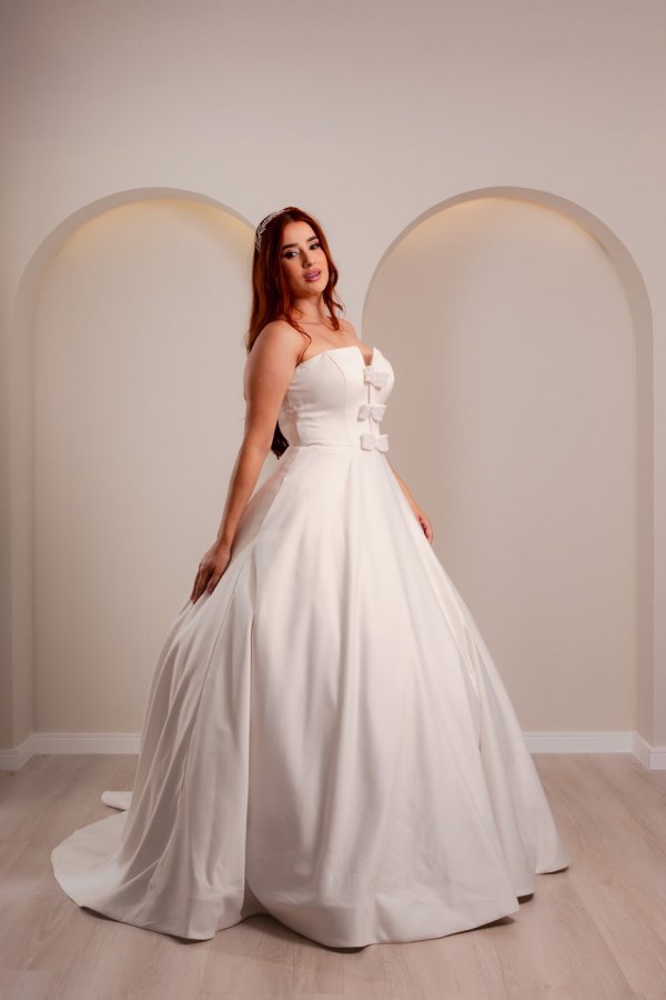 Vestido de noiva branco com laços frontais e saia ampla