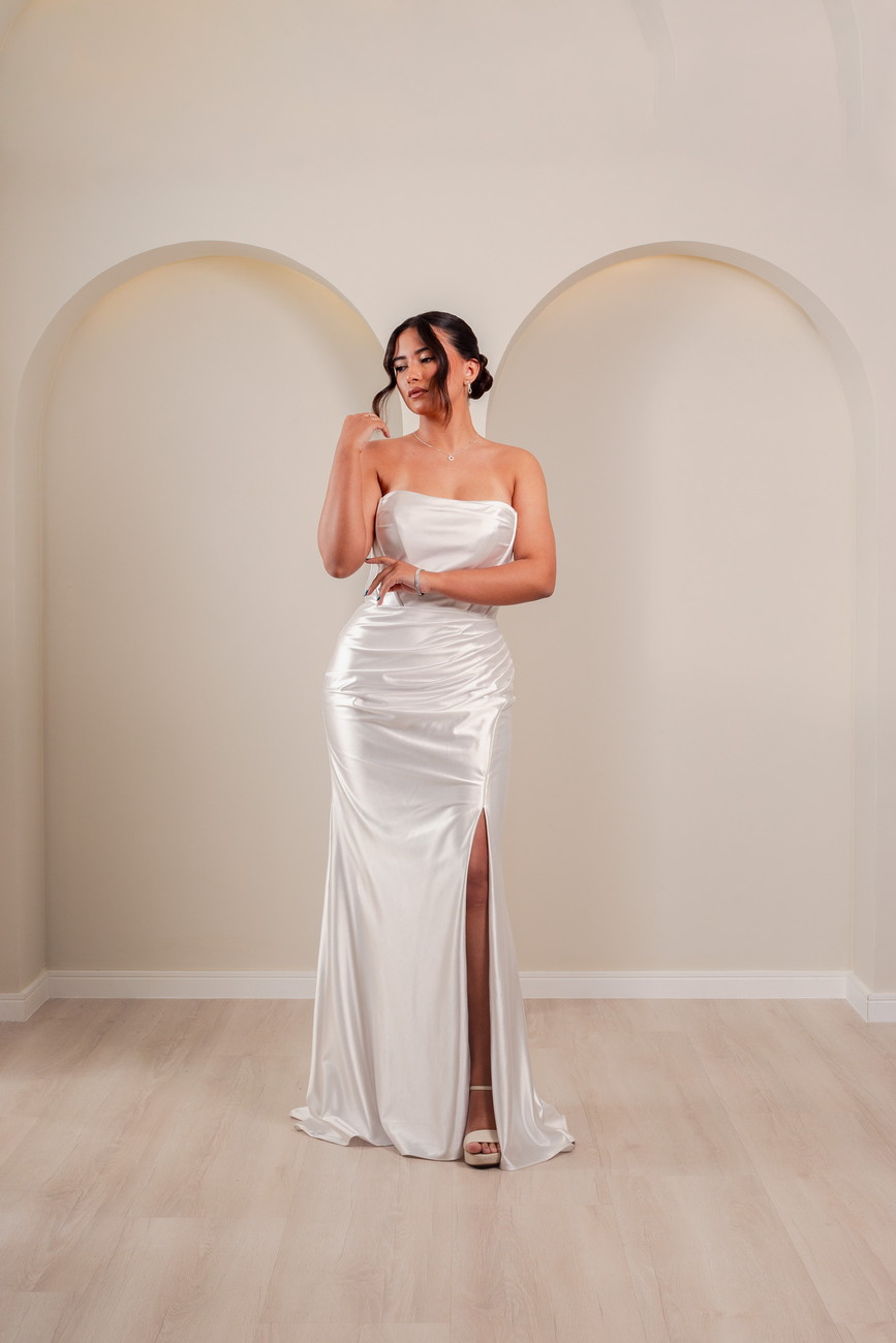 Vestido de noiva branco em cetim com fenda lateral