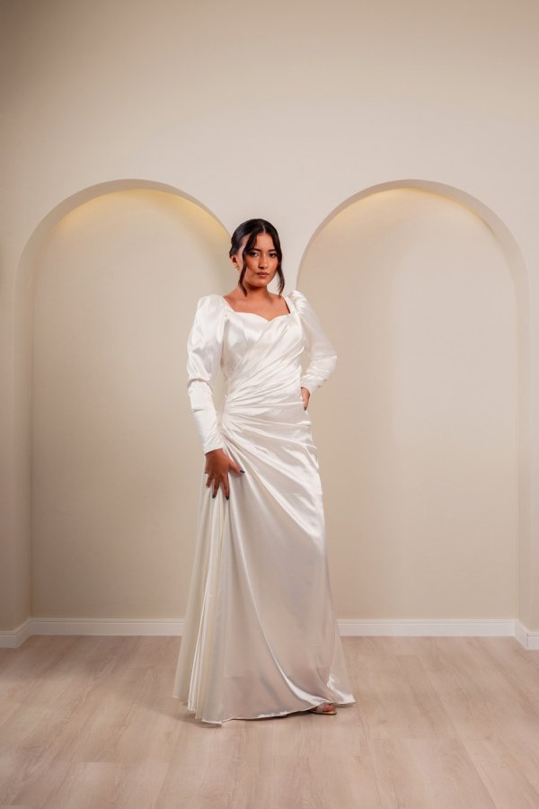 Vestido de noiva branco com manga longa e cintura drapeada