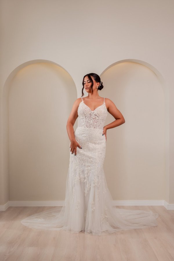 Vestido de noiva bordado com brilho e alças finas