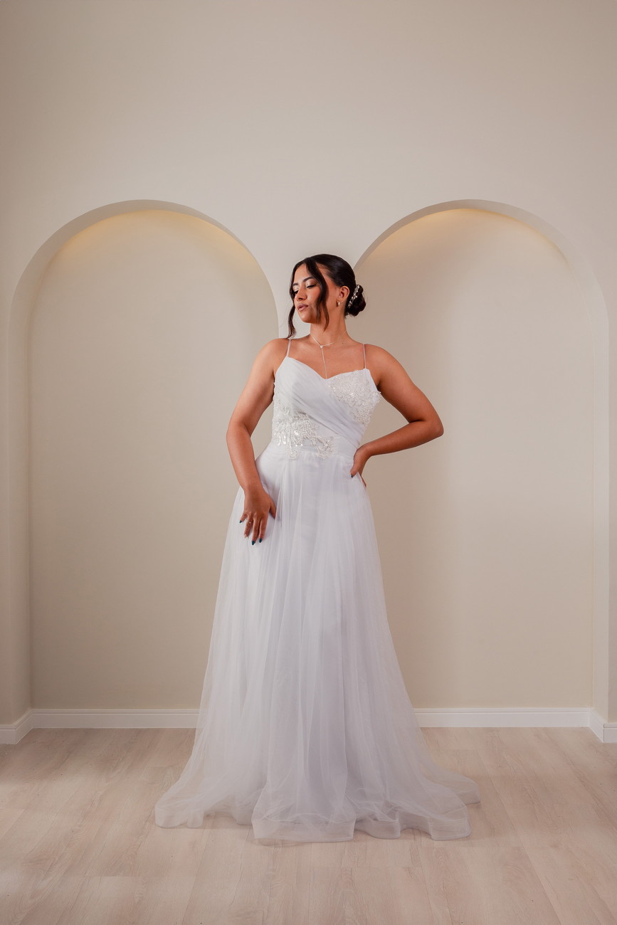 Vestido de noiva em tule com busto drapeado e alças finas