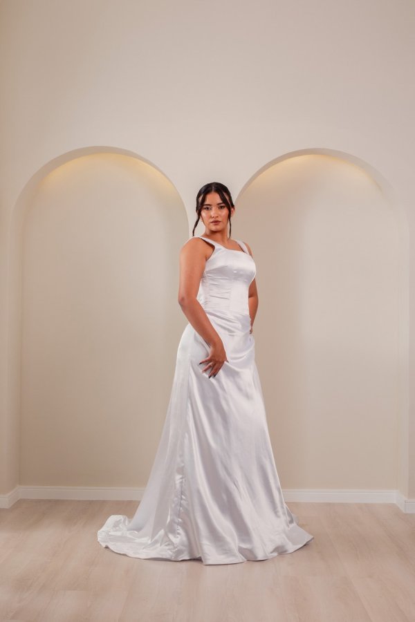 Vestido de noiva branco acetinado com alças retas
