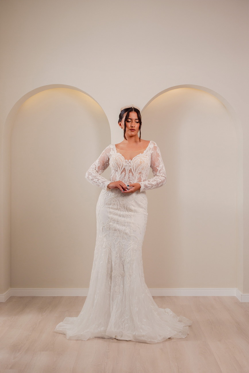 Vestido de noiva bordado com mangas transparentes longas