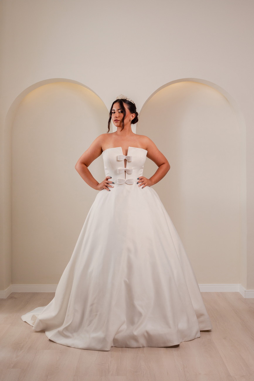Vestido de noiva branco com três laços no corpete