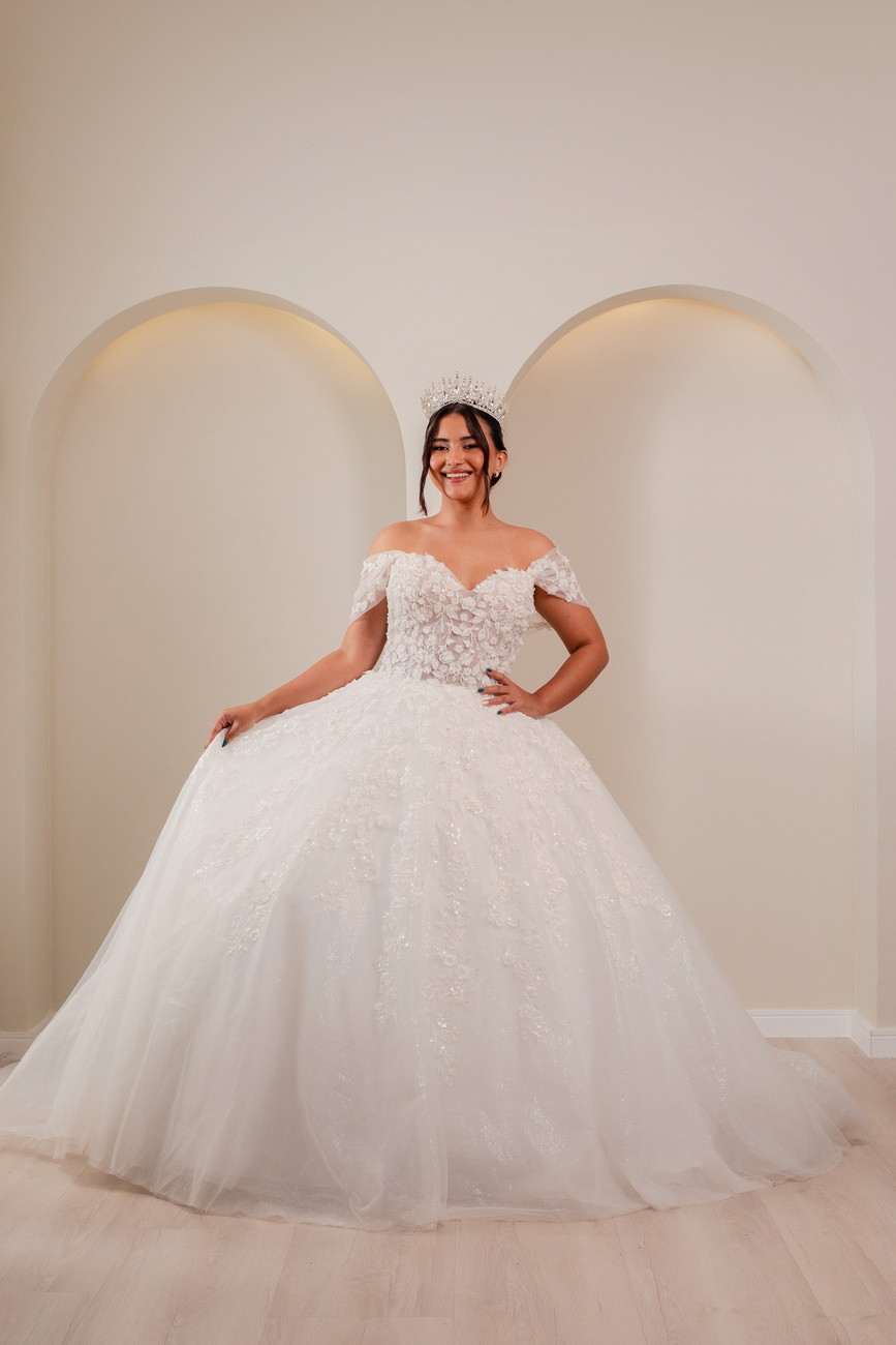 Vestido de noiva branco com aplicações em relevo e ombro caído