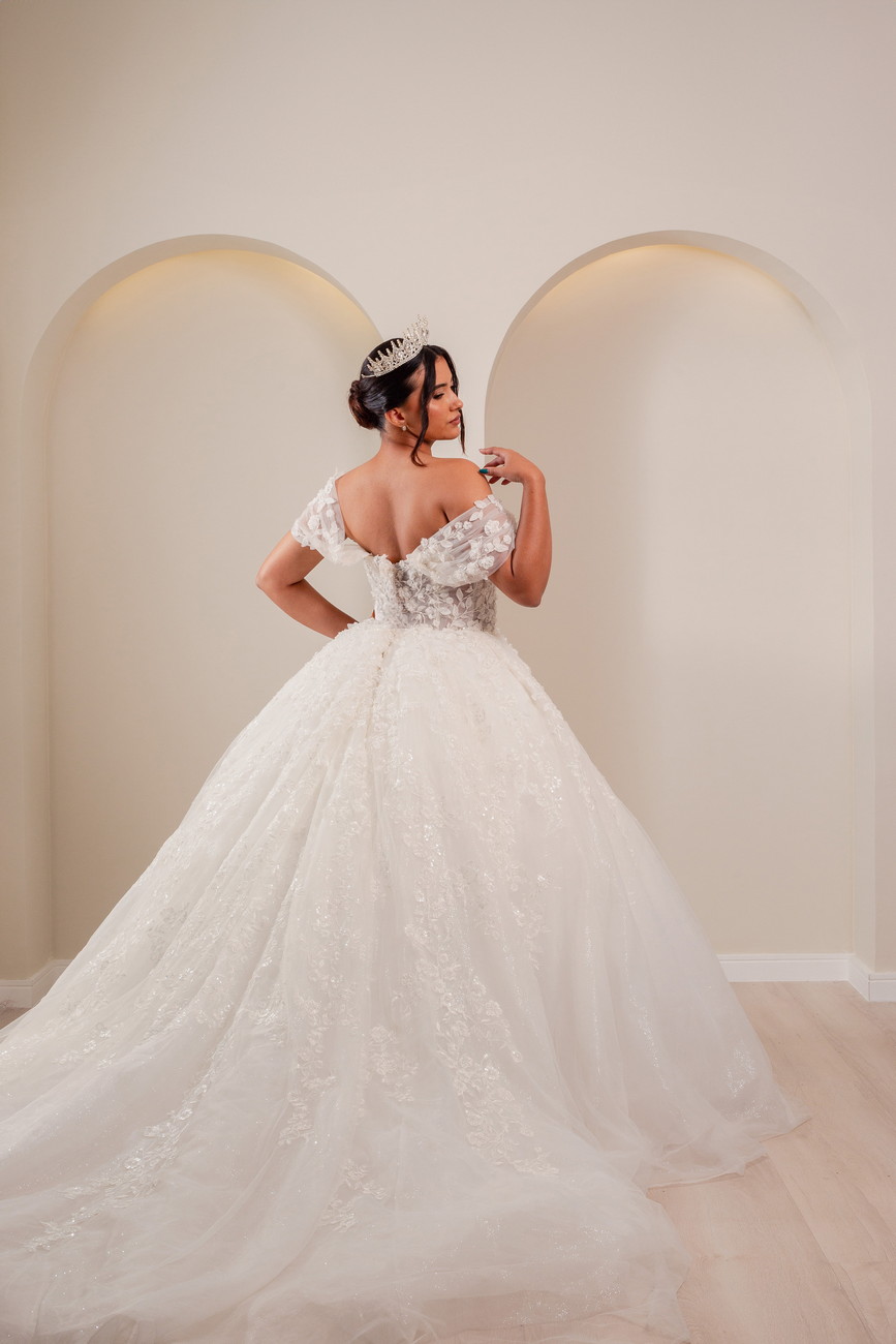 Vestido de Noiva Brilhante com Ombro Caído - Imagem 2