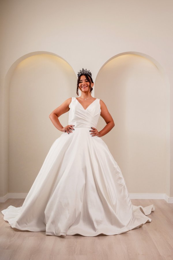 Vestido de noiva branco em cetim com decote transpassado