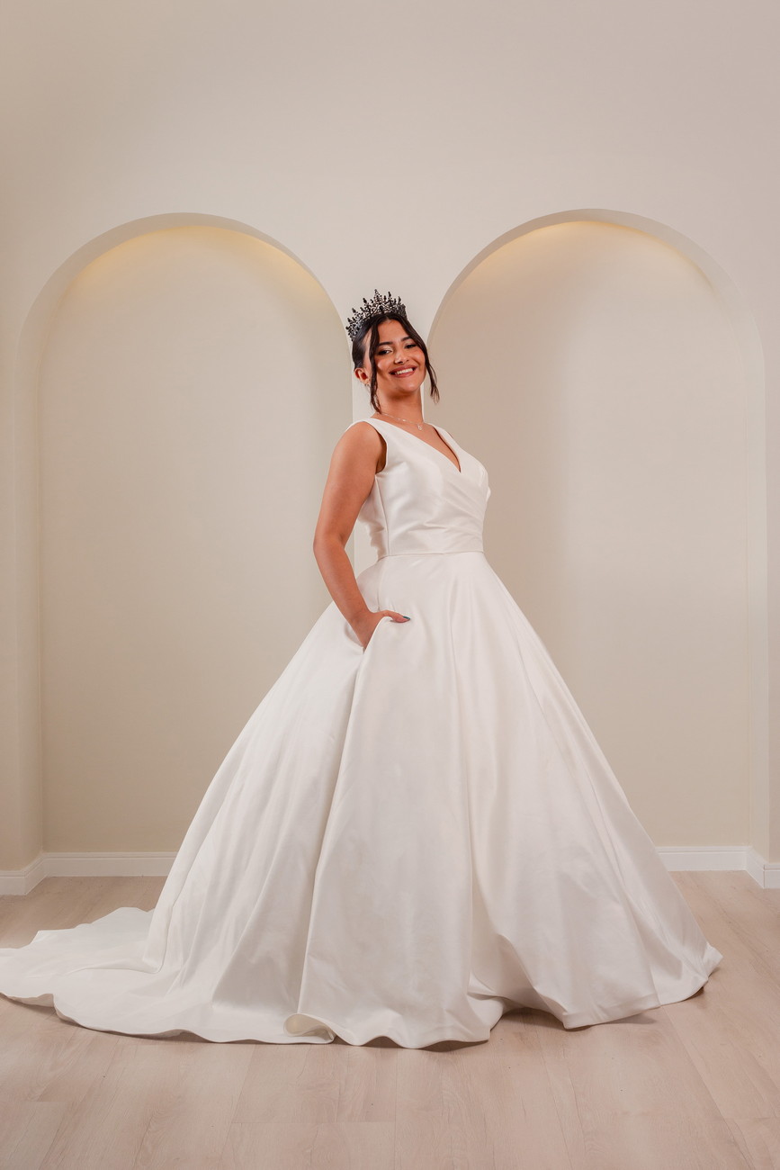 Vestido de Noiva com Decote Transpassado em Cetim - Imagem 2