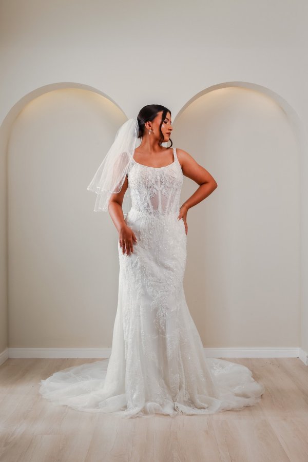 Vestido de noiva bordado com brilho e painel translúcido