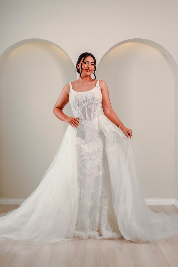 Vestido de noiva bordado com sobressaia em tule