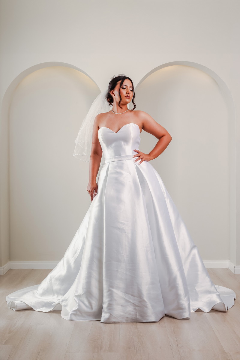 Vestido de noiva acetinado com faixa na cintura e saia ampla