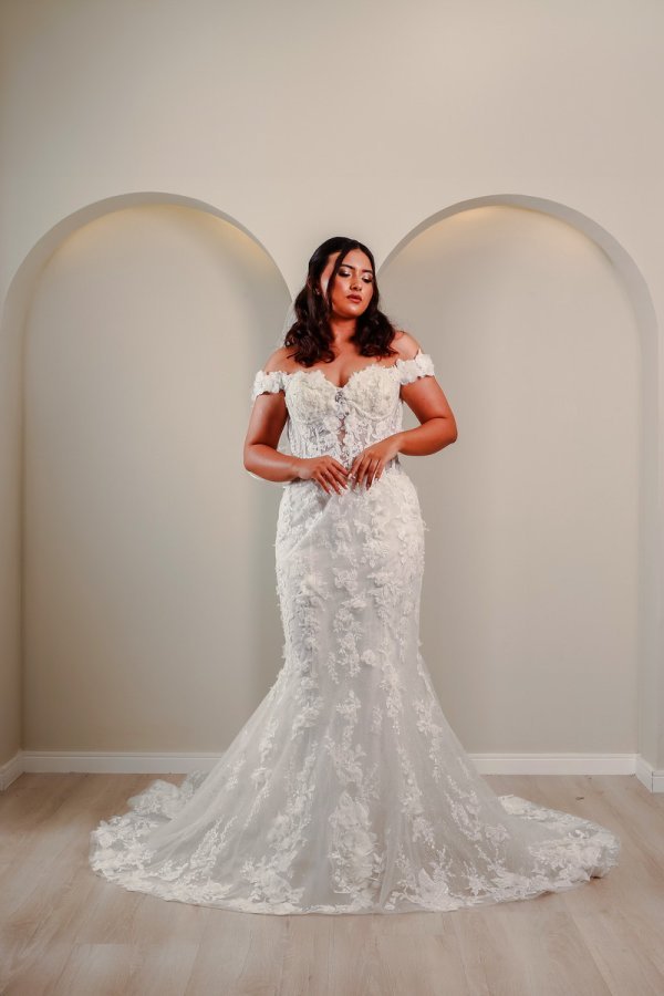 Vestido de noiva branco com flores em relevo e ombro a ombro