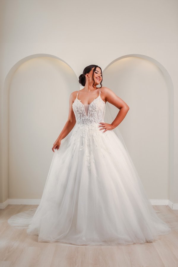 Vestido de noiva branco com alças finas brilhantes e saia de tule