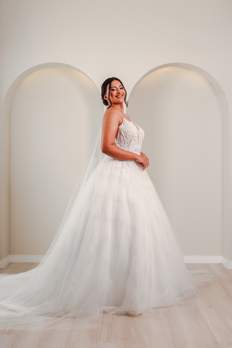 Vestido de Noiva com Alças Finas Brilhantes - Imagem 2