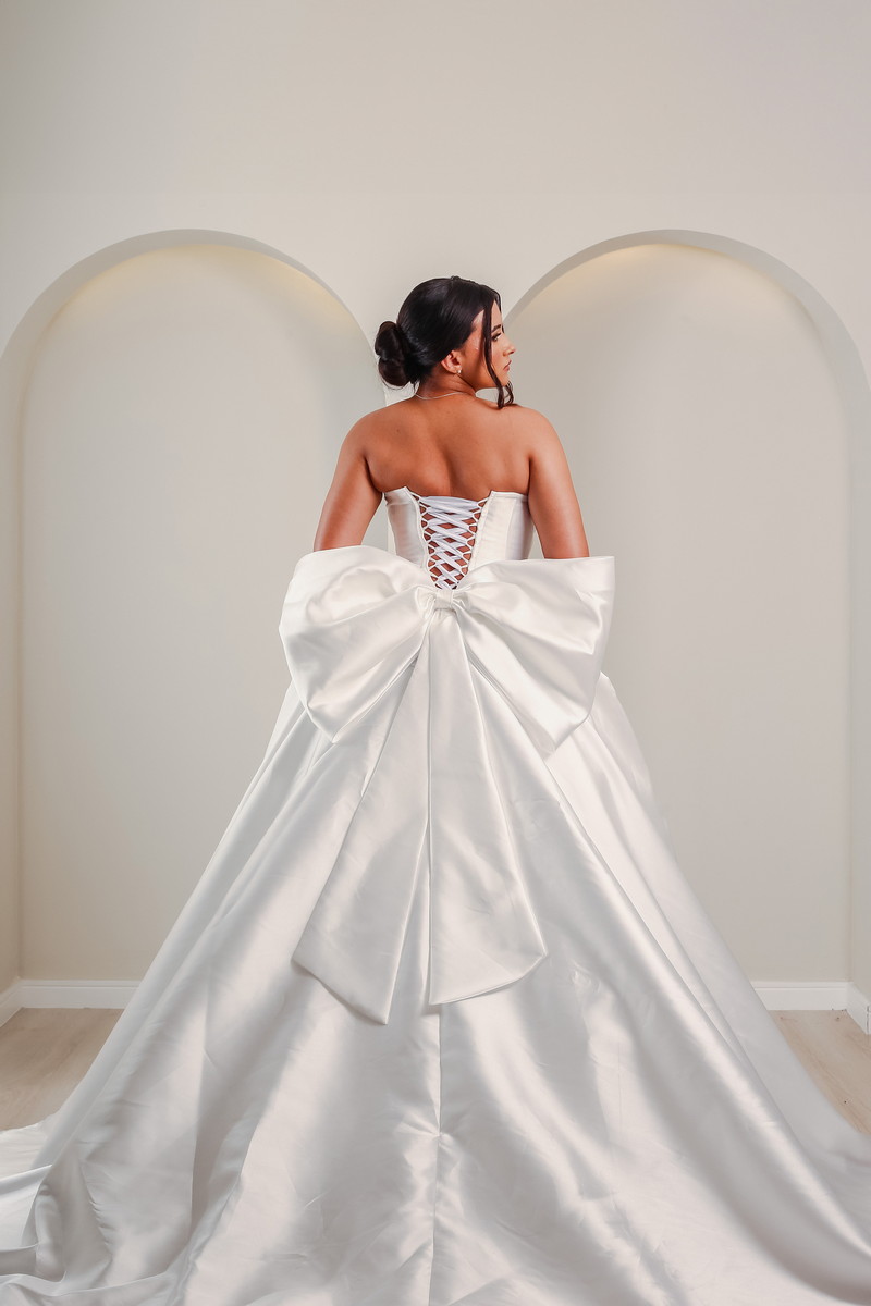 Vestido de Noiva com Busto Torcido em Cetim - Imagem 2