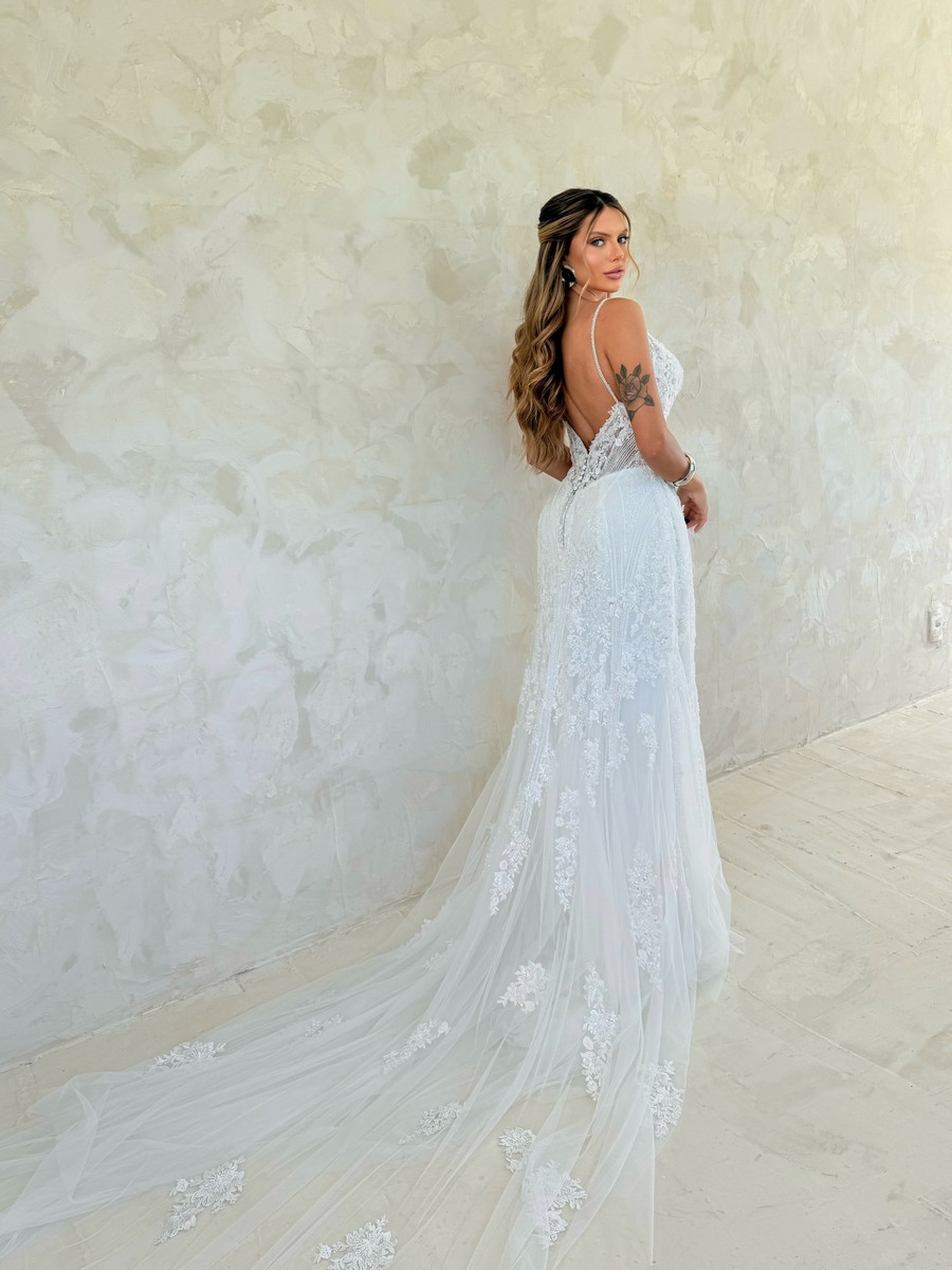 Vestido de Noiva com Cauda Alongada em Tule - Imagem 3