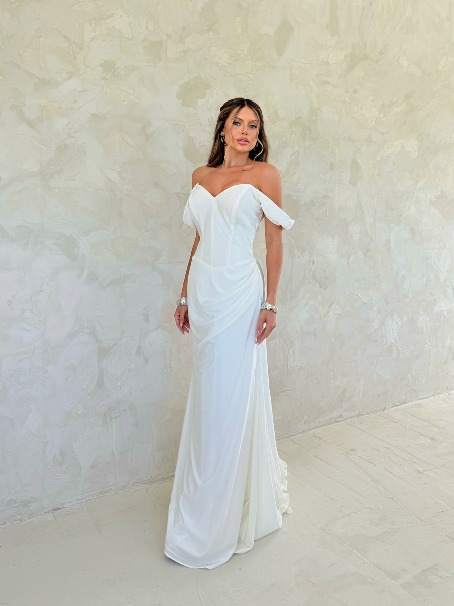 Vestido de noiva branco com mangas caídas e caimento alongado