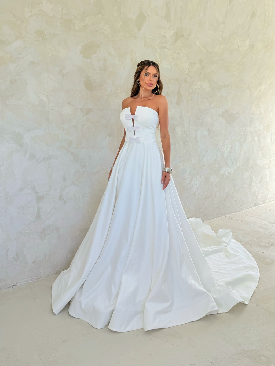 Vestido de noiva branco com recortes frontais e saia ampla