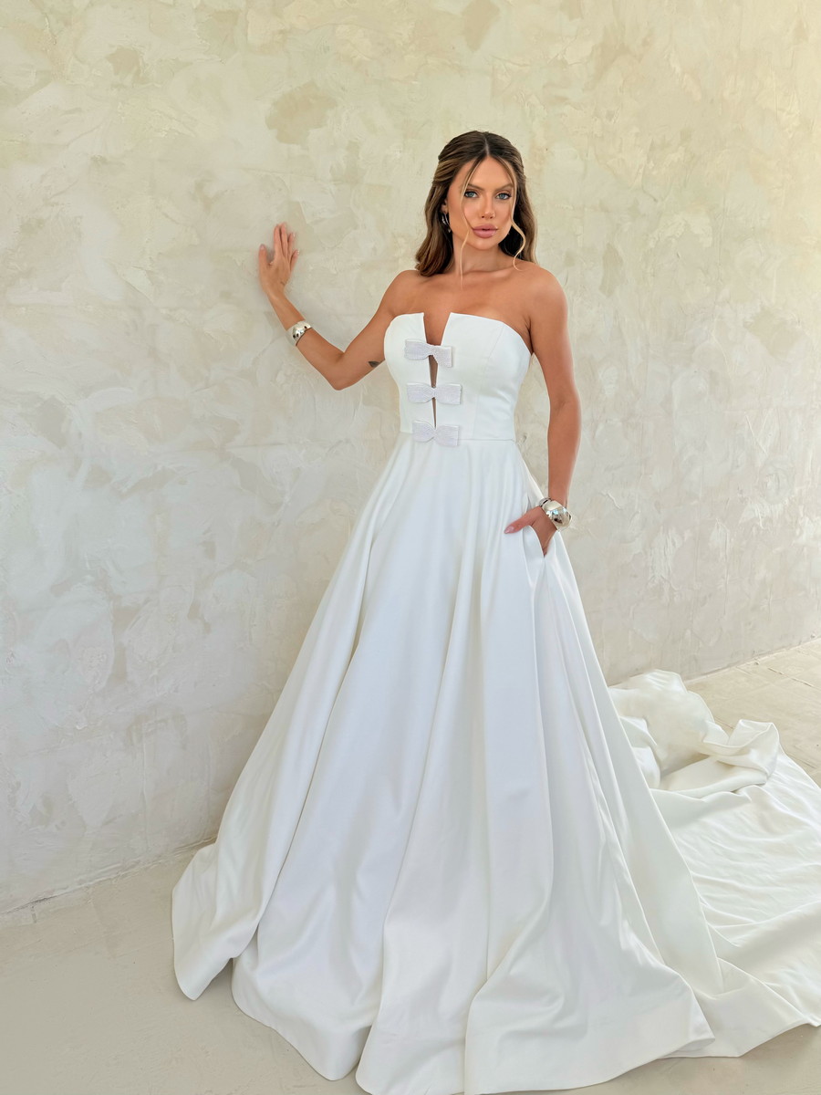 Vestido de Noiva com Recortes Frontais Modernos - Imagem 2