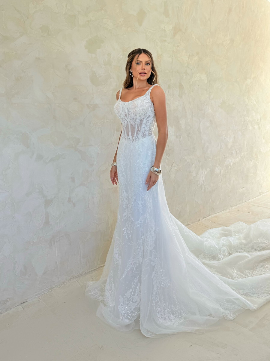 Vestido de noiva rendado com cintura transparente e alças delicadas