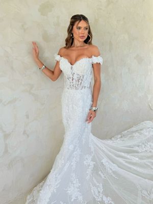 Vestido de noiva branco com corpete ilusion floral e cauda rendada