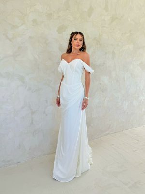 Vestido de noiva branco com mangas caídas e caimento alongado