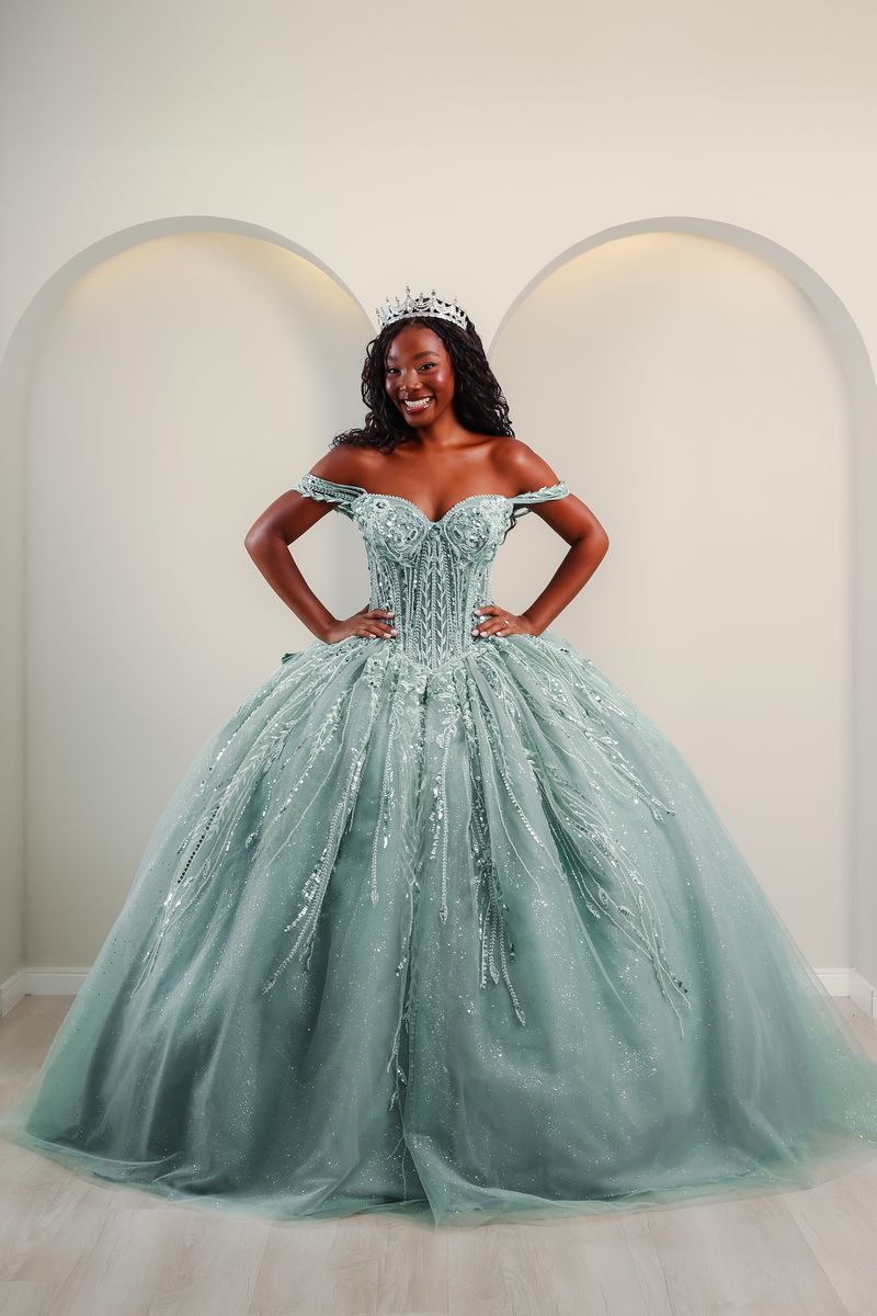 Vestido de debutante verde acinzentado com saia princesa, brilho suave e bordados