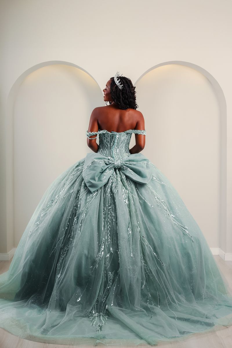 Vestido de Debutante Verde Acinzentado com Saia Princesa e Bordados - Imagem 3