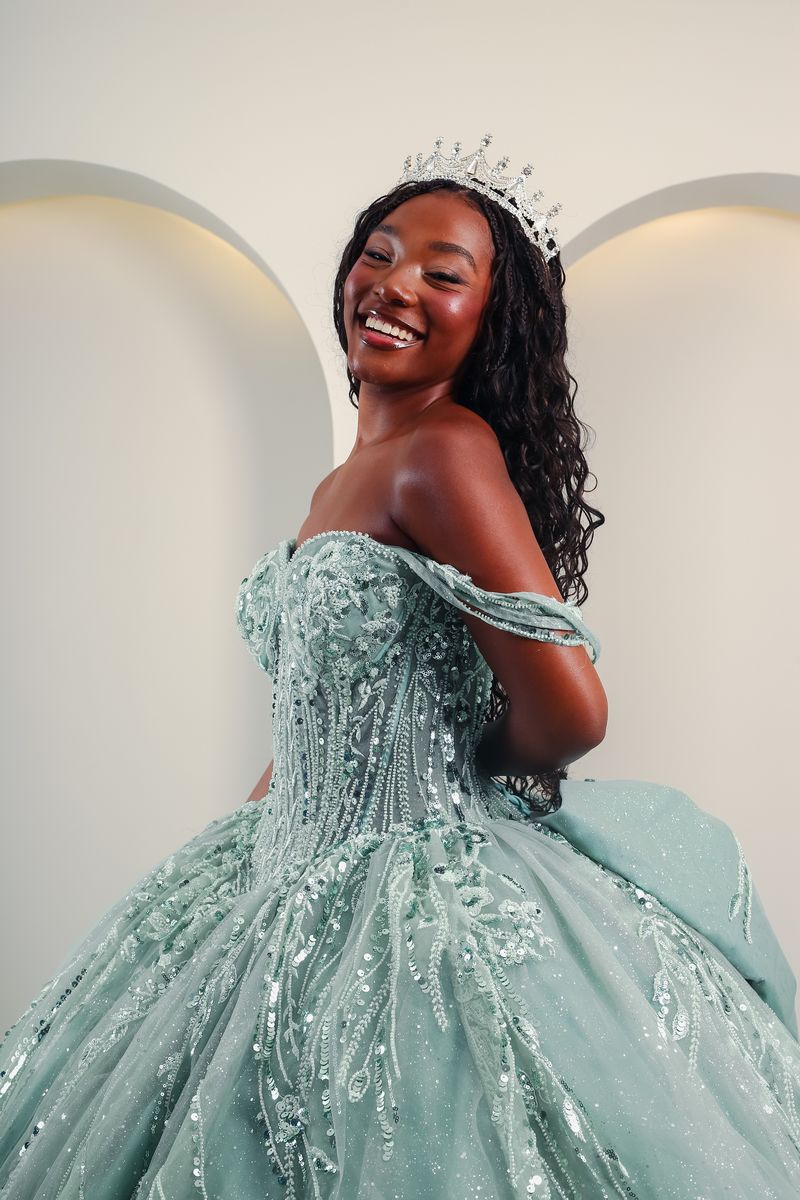 Vestido de Debutante Verde Acinzentado com Saia Princesa e Bordados - Imagem 5