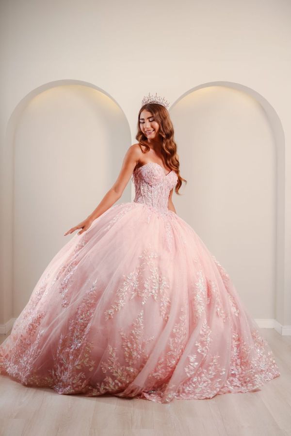 Vestido de debutante rosa blush com saia ampla, bordados brilhantes e corpete estruturado
