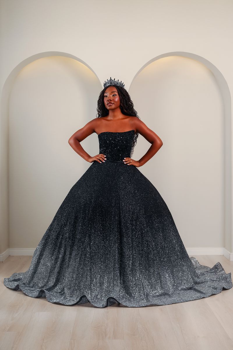 Vestido de debutante preto com saia ampla brilhante e corpete estruturado com paetês