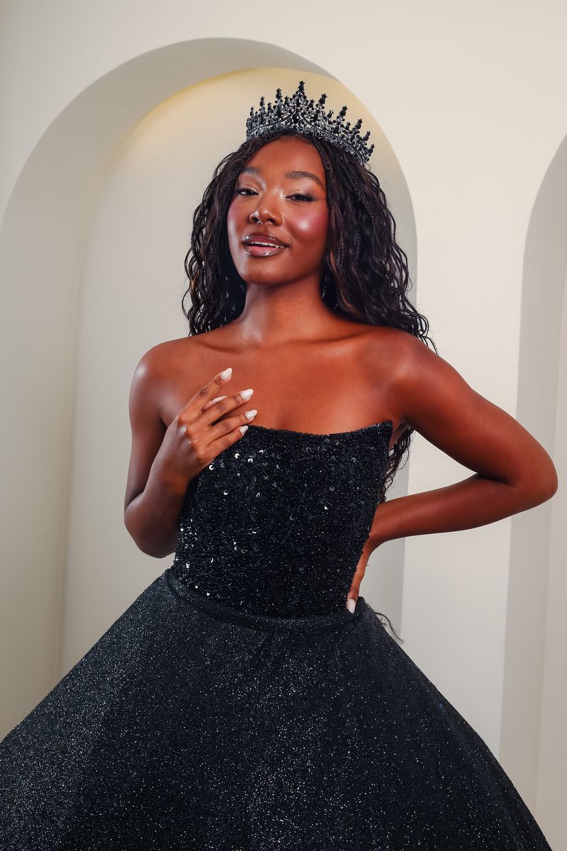 Vestido de Debutante Preto Ônix com Brilho Intenso e Silhueta Imponente - Imagem 2