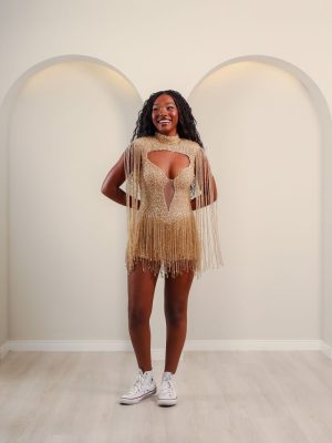 Macaquinho de debutante dourado com brilho, gola alta, recorte frontal e franjas