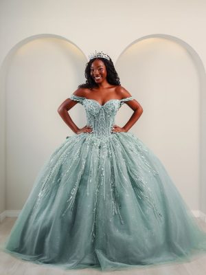 Vestido de debutante verde acinzentado com saia princesa, brilho suave e bordados