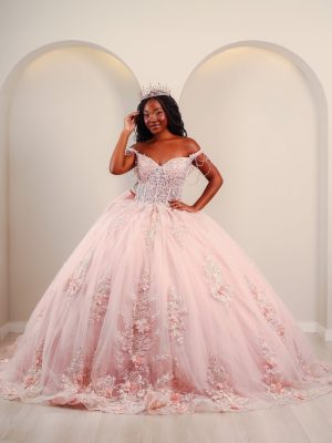 Vestido de debutante rosé com saia ampla, bordados brilhantes e aplicações florais