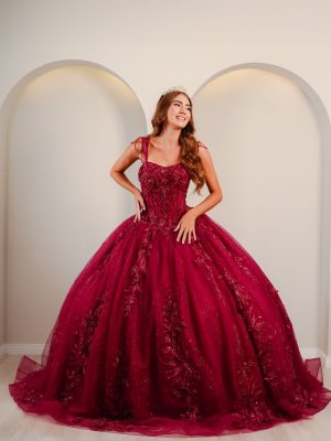 Vestido de debutante marsala com saia volumosa, bordados brilhantes e alças delicadas