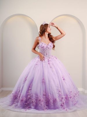 Debutante usando vestido de 15 anos lilás com alças delicadas e aplicações florais no corpete