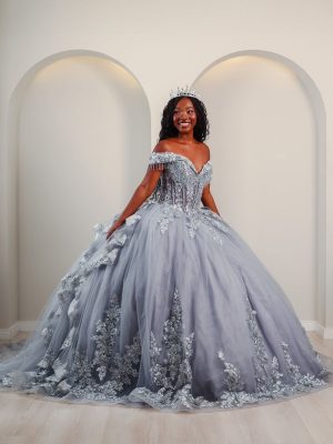 Vestido de debutante cinza com saia ampla em tule, bordados prateados e decote ombro a ombro