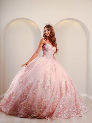 Vestido de debutante rosa blush com saia ampla, bordados brilhantes e corpete estruturado