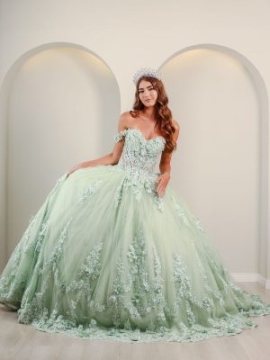 Vestido de debutante verde menta com saia volumosa, flores aplicadas e bordados delicados