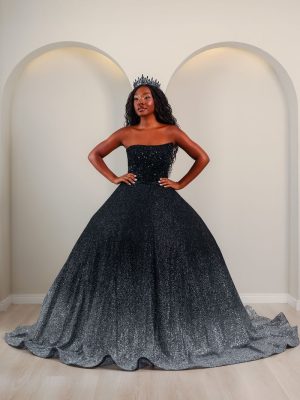 Vestido de debutante preto com saia ampla brilhante e corpete estruturado com paetês