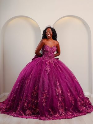 Vestido de debutante fúcsia com saia ampla, brilho intenso e bordados florais