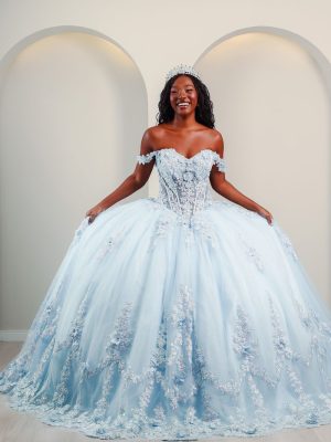 Vestido de debutante azul celeste com saia volumosa, flores em relevo e bordados delicados